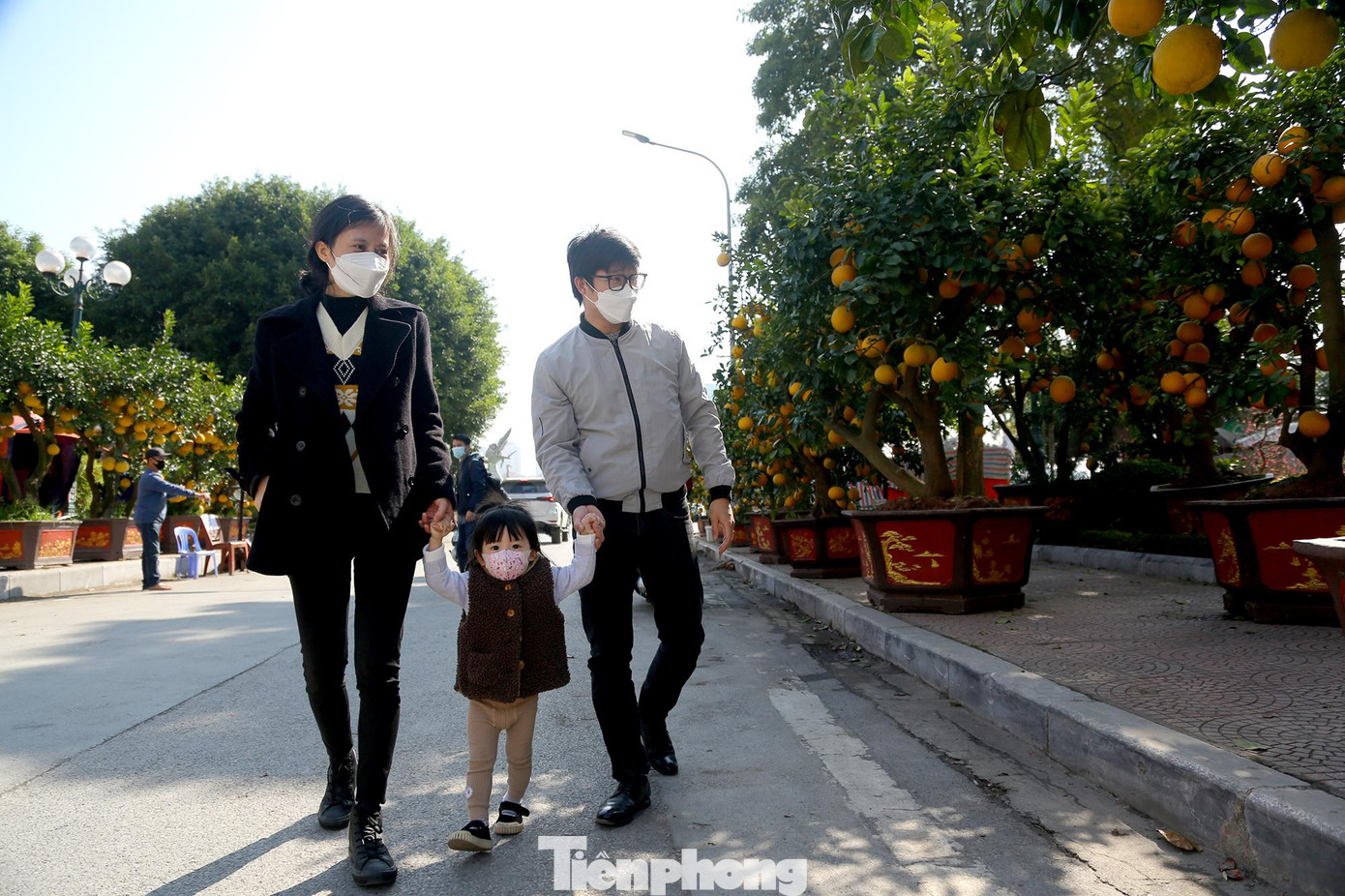 Ghi nhận của phóng viên tại chợ hoa xuân trên đường Lạc Long Quân, người dân đi chợ đều đeo khẩu trang tuân thủ 5K...