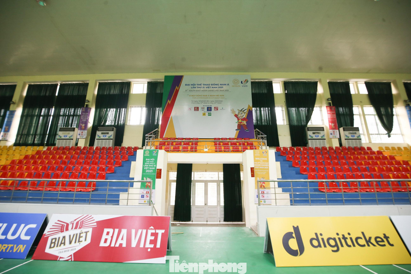 Công tác khử khuẩn khu vực của nhà thi đấu diễn ra thường xuyên để đảm bảo phòng chống dịch COVID-19.