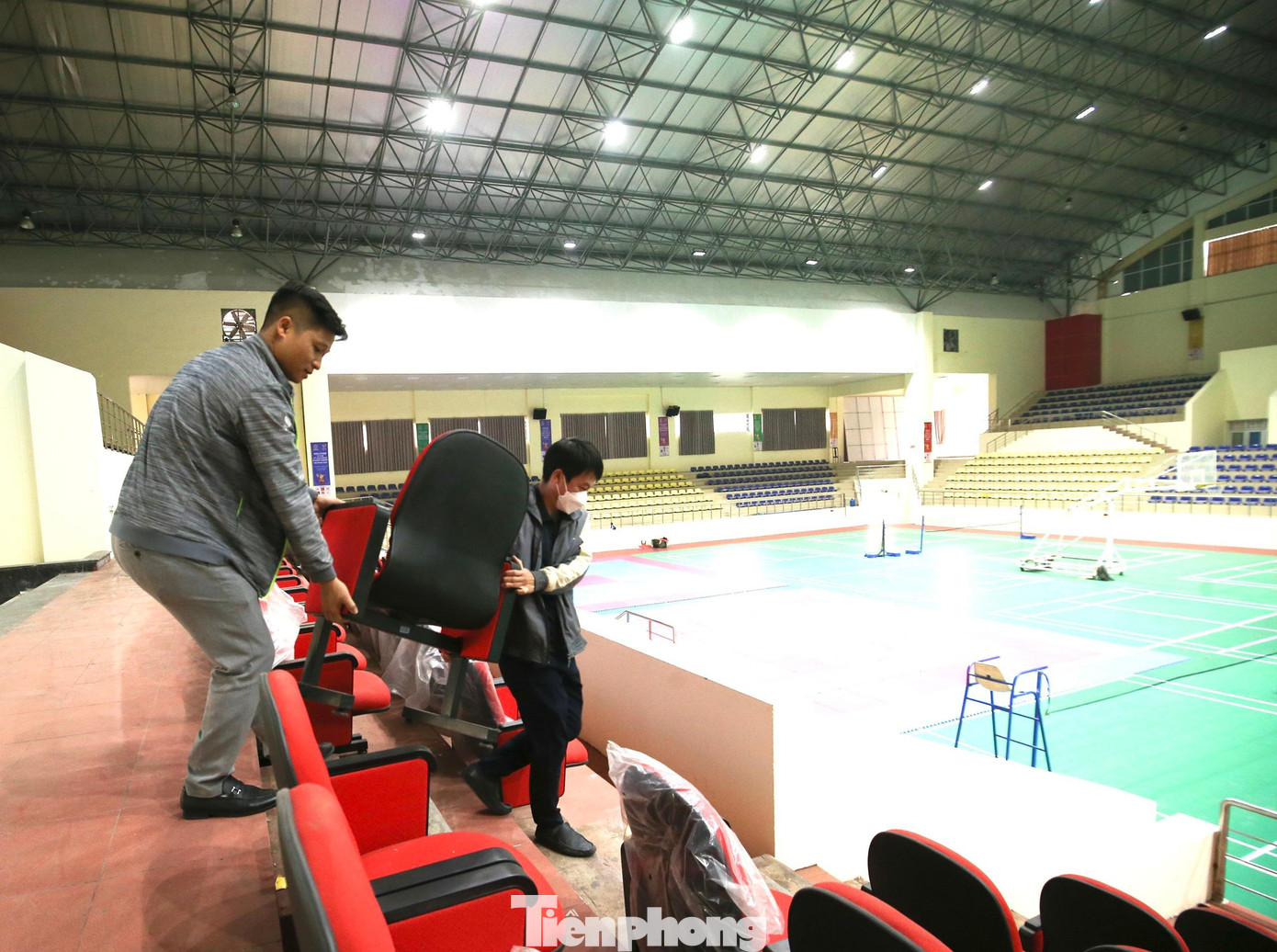 Nhà thi đấu Đan Phượng từng là nơi thu dung điều trị F0, nên công tác khử khuẩn phòng dịch và đảm bảo vệ sinh môi trường thi đấu được ưu tiên đặt lên hàng đầu.