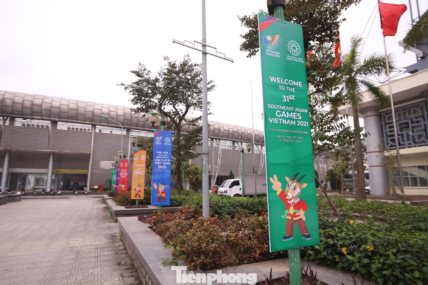 Đại diện Trung tâm Văn hóa, Thông tin và Thể thao huyện Hoài Đức cho biết: "Tiểu ban Lễ tân - Khánh tiết SEA Games 31 đã bàn giao toàn bộ các hạng mục tuyên truyền bằng pano, áp phích tại địa điểm thi đấu cho Trung tâm".