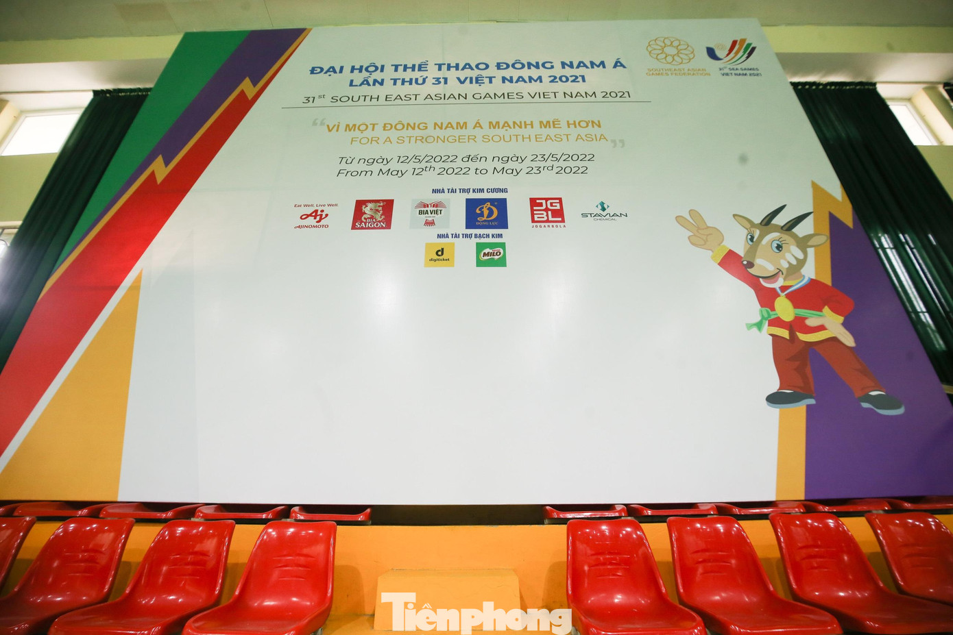Các pano, biểu ngữ tuyên truyền đã đem không khí SEA Games ngập tràn tại các khu vực nhà thi đấu.