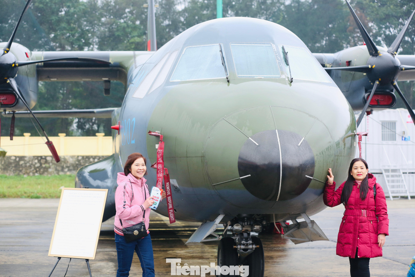 Tại đây trưng bày nhiều loại xe tăng, pháo, hệ thống radar phòng không, máy bay chiến đấu, trực thăng..