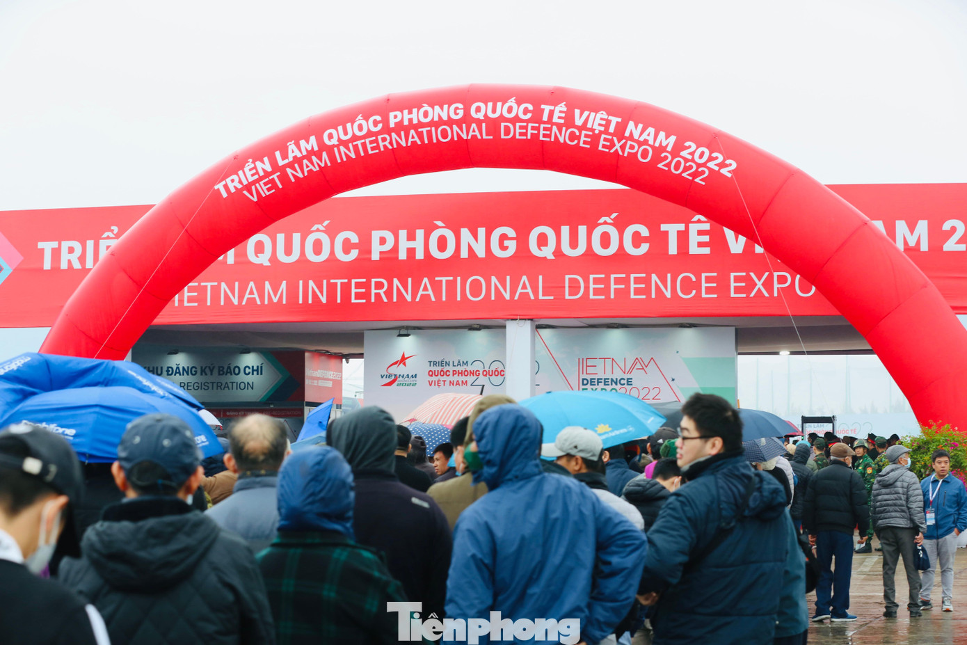 Lượng khách đổ về ngày một đông khiến ban tổ chức phải chia khách thành nhiều nhóm nhỏ lần lượt vào để tránh ùn tắc bên trong.