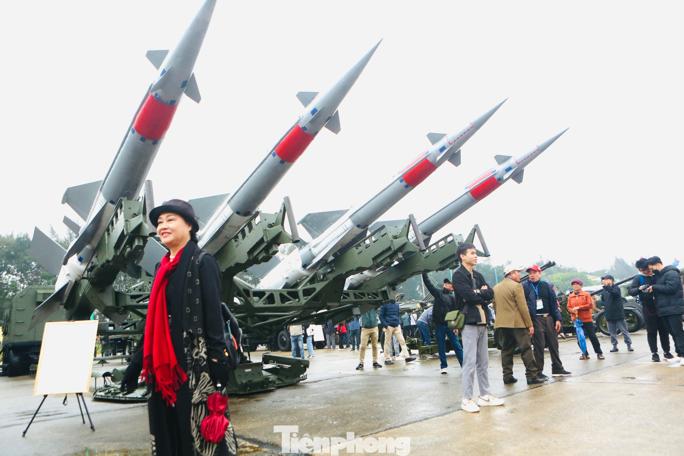 Người dân thích thú chiêm ngưỡng các khí tài quân sự hiện đại tại triển lãm...