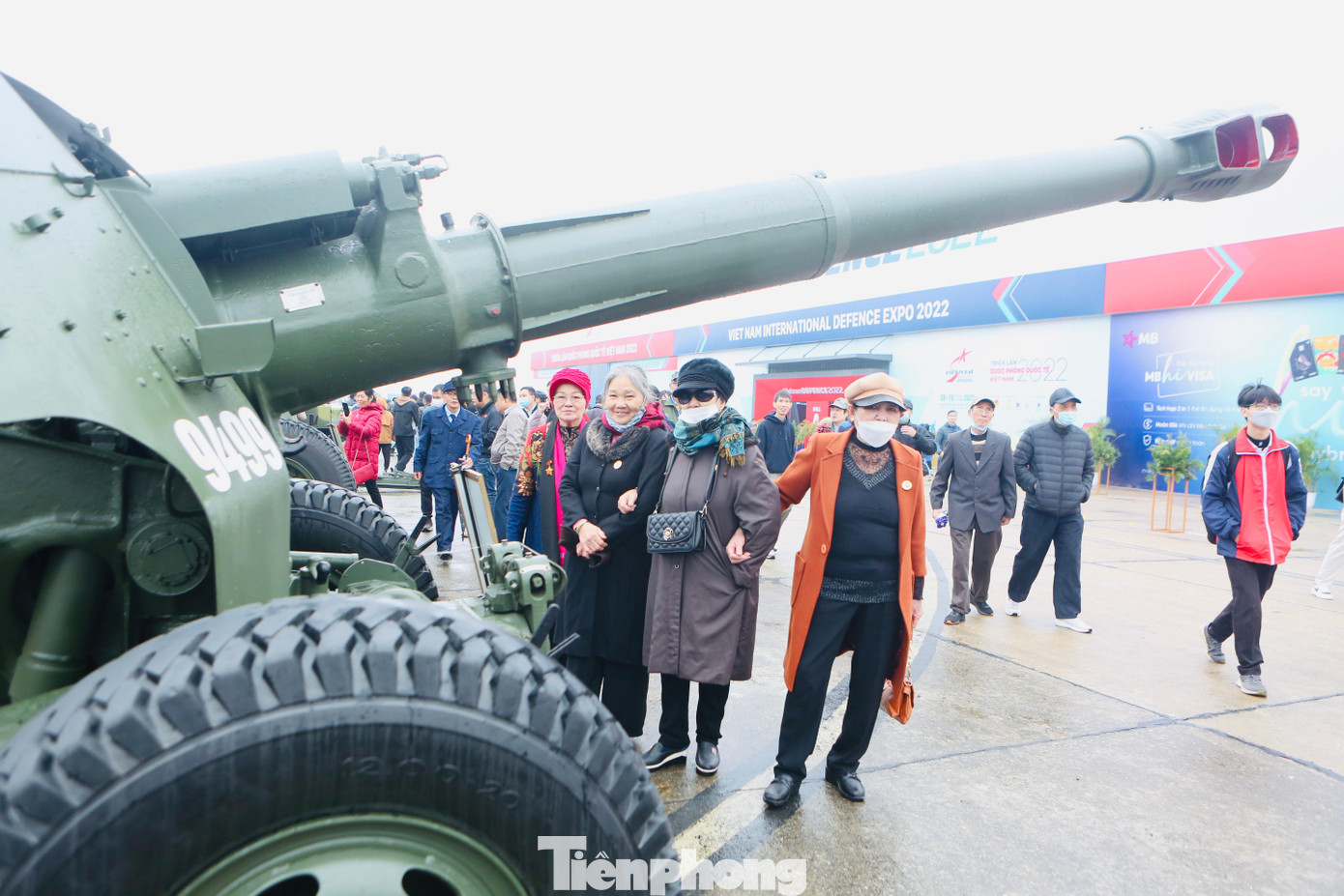 Cô Trần Thị Thanh cựu chiến binh xúc động cùng đồng đội tham quan các loại pháo hiện đại trong triển lãm. Năm xưa cô cùng đồng đội chiến đấu với khẩu đội pháo 37 thuộc Trung đội Quyết Thắng đóng quân tại Thanh Trì, Hà Nội năm 1967.