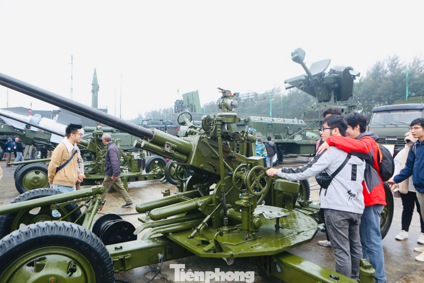 Ngày 10/12 bất chấp thời tiết giá lạnh kèm mưa phùn vẫn có rất đông khách đến tham quan trải nghiệm và chụp ảnh cùng các loại khí tài hiện đại.