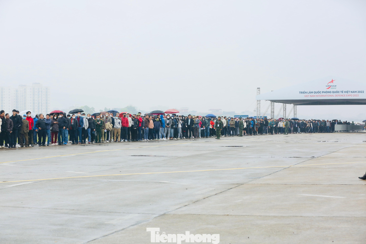 10/12, ngày cuối cùng Triển lãm Quốc phòng quốc tế Việt Nam mở cửa miễn phí đón khách tham quan, đông đúc người dân đã đội mưa có mặt xếp hàng từ sáng sớm trước cổng để chờ vào.