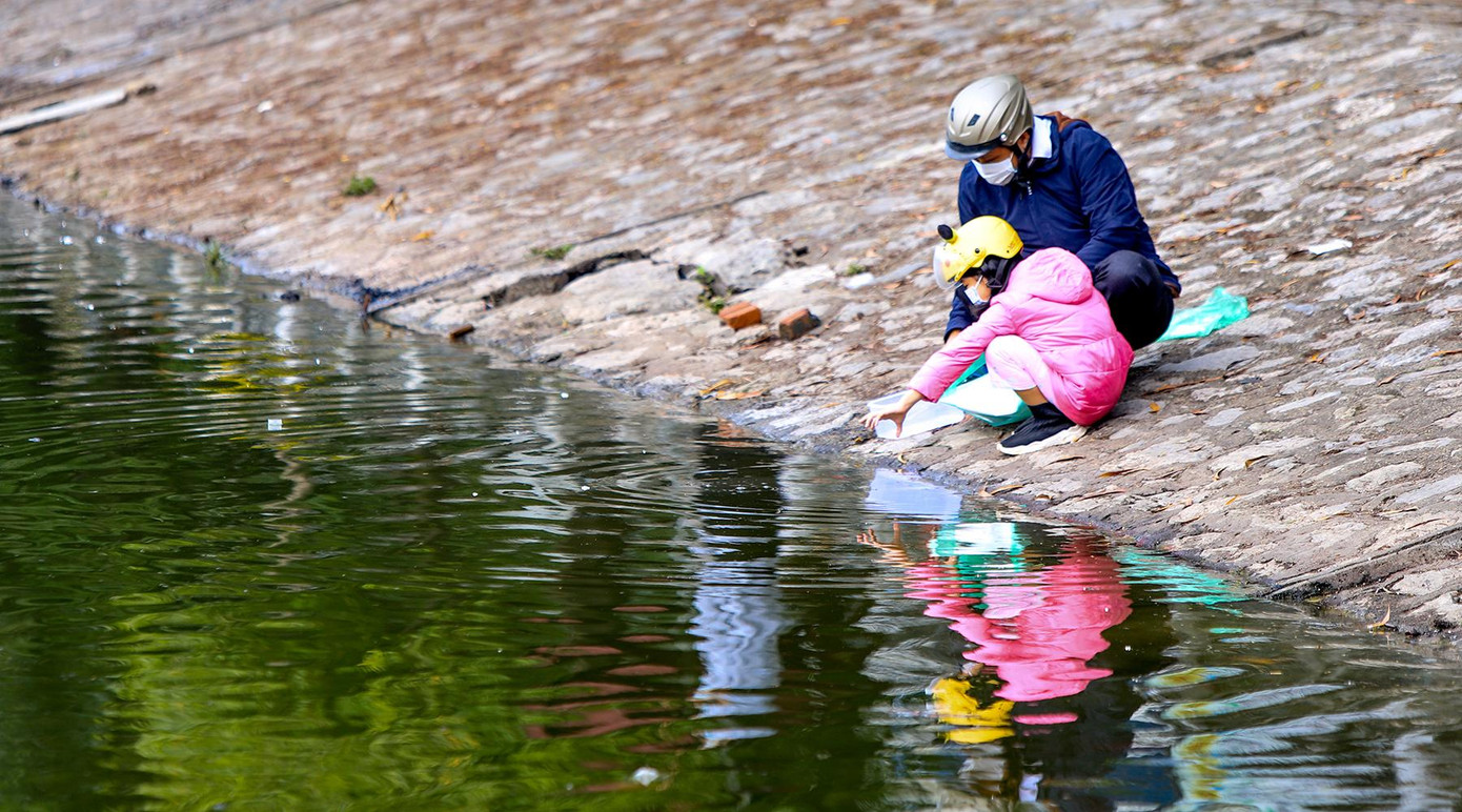 Tuy nhiên nước ao hồ tại 1 số điểm của hồ Hoàng Cầu, nơi người dân thả cá đang bị ô nhiễm...