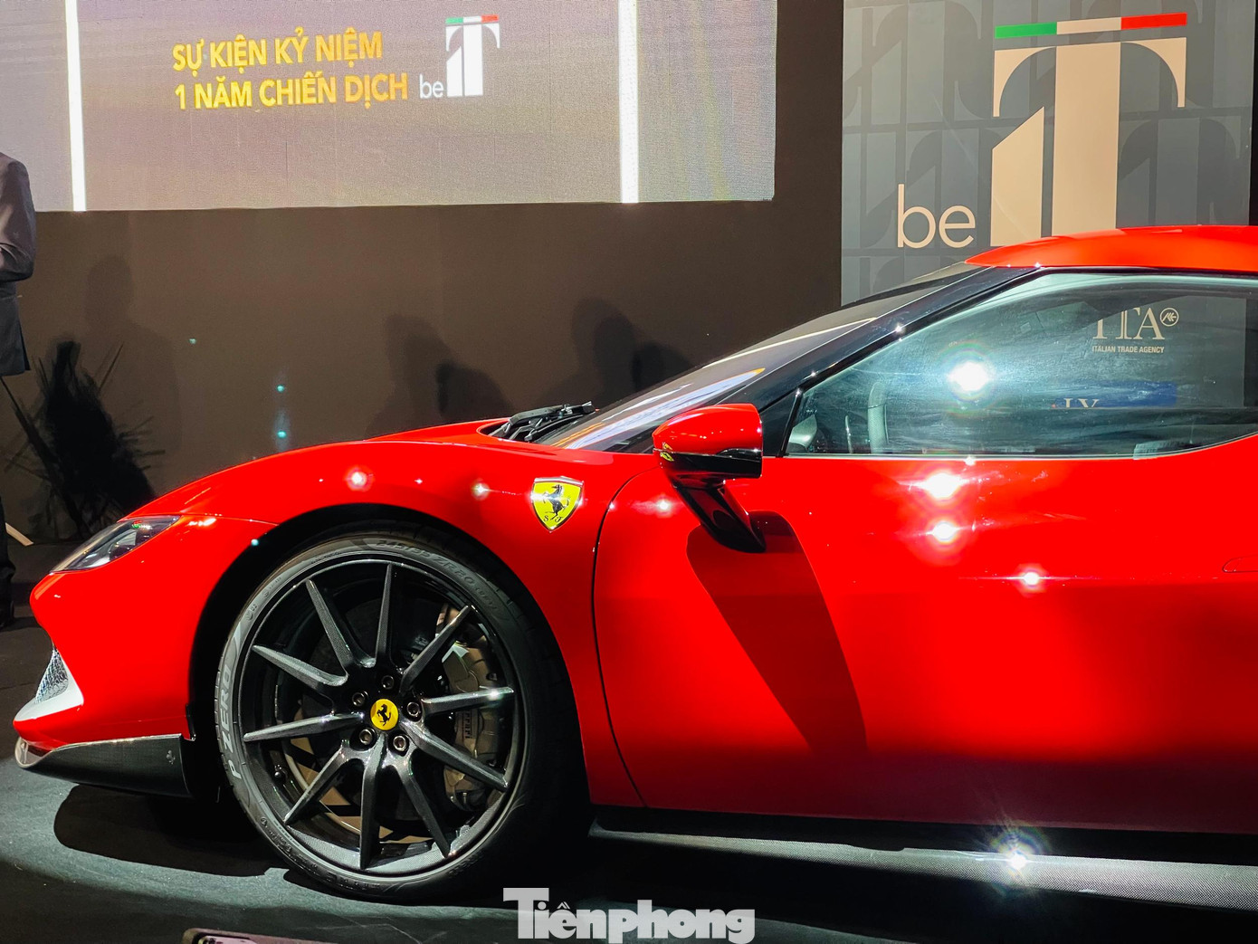 Siêu xe hybrid của Ferrari lắp động cơ hybrid 2.9 V6 tăng áp kép kèm môtơ điện, tổng công suất 819 mã lực, tăng tốc 0-100 km/h trong 2,9 giây.