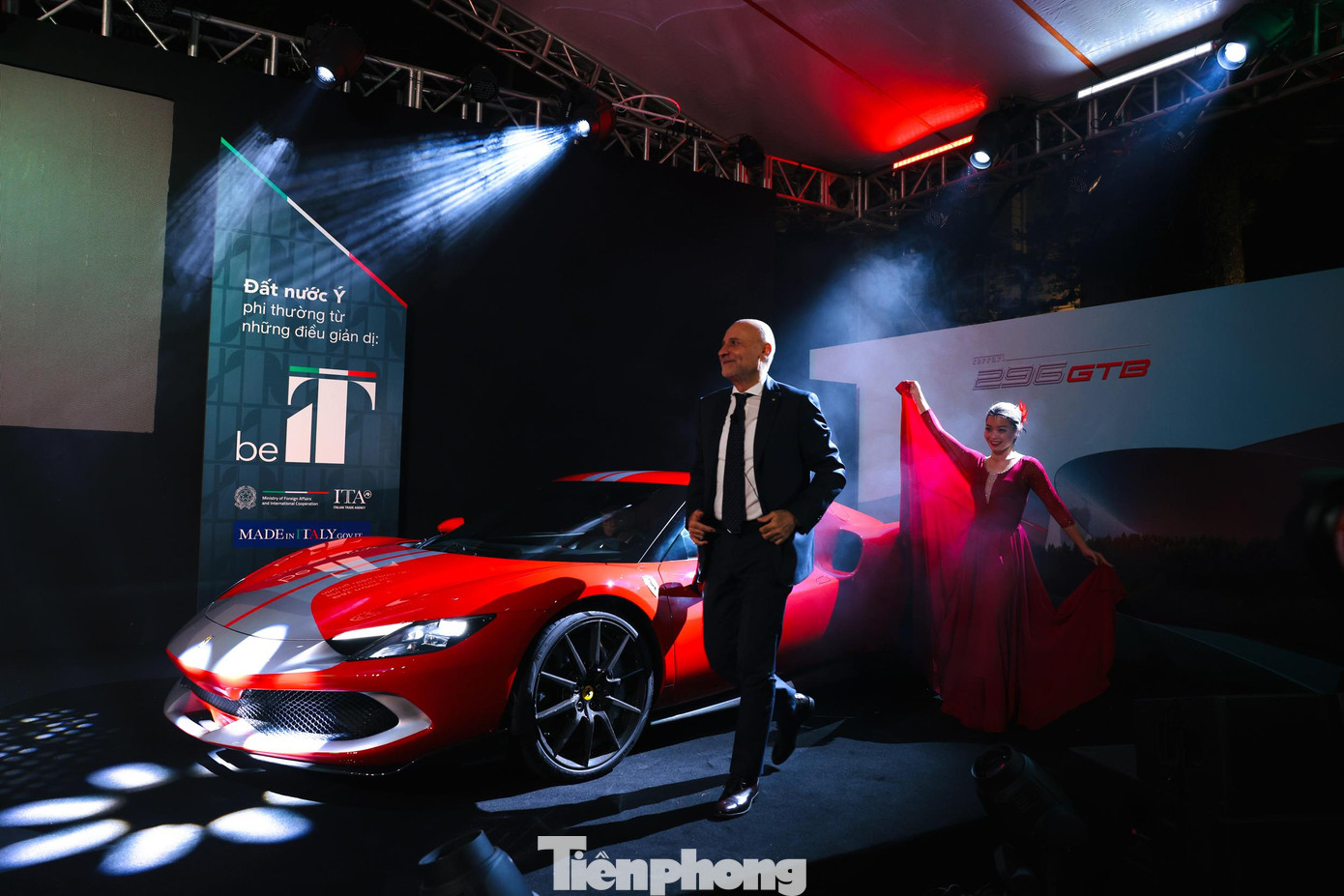 Ngài Đại sứ quán Cộng hòa Italy, Antonio Alessandro bước ra từ siêu xe Ferrari 296 GTB đánh dấu sự ra mắt chính thức tại thị trường Việt Nam.