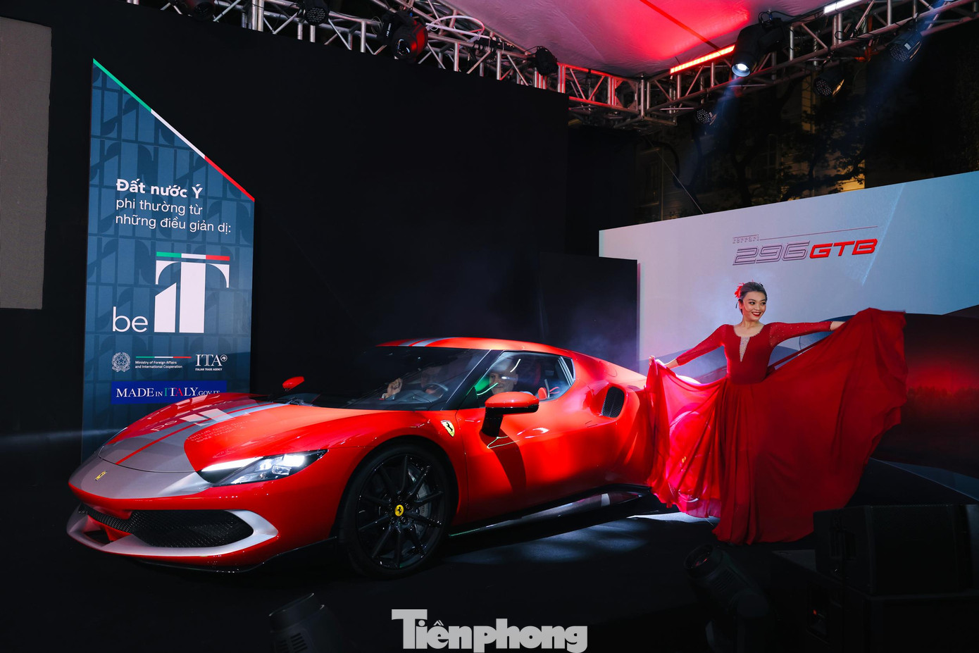 Tại một sự kiện do Đại sứ quán Itay tổ chức, siêu xe Ferrari 296 GTB trị giá hơn 20 tỷ đồng đã lần đầu tiên xuất hiện tại Hà Nội.