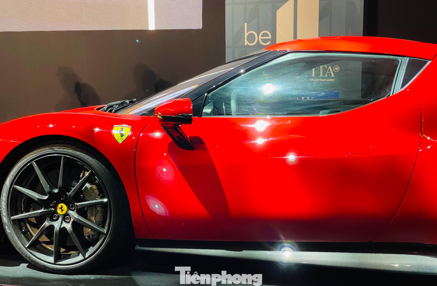 Mẫu siêu xe 296 GTB sở hữu nét thiết kế đặc trưng của Ferrari khi pha trộn những đường cong mềm mại và mảng khối cơ bắp. Siêu xe 296 GTB có thể tăng tốc từ 0-100 km/h chỉ trong 2,9 giây và tốc độ tối đa 330 km/h.