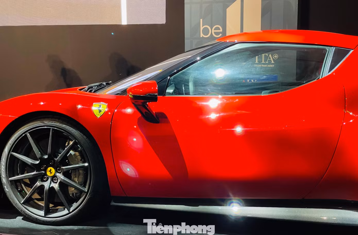 Mẫu siêu xe 296 GTB sở hữu nét thiết kế đặc trưng của Ferrari khi pha trộn những đường cong mềm mại và mảng khối cơ bắp. Siêu xe 296 GTB có thể tăng tốc từ 0-100 km/h chỉ trong 2,9 giây và tốc độ tối đa 330 km/h.
