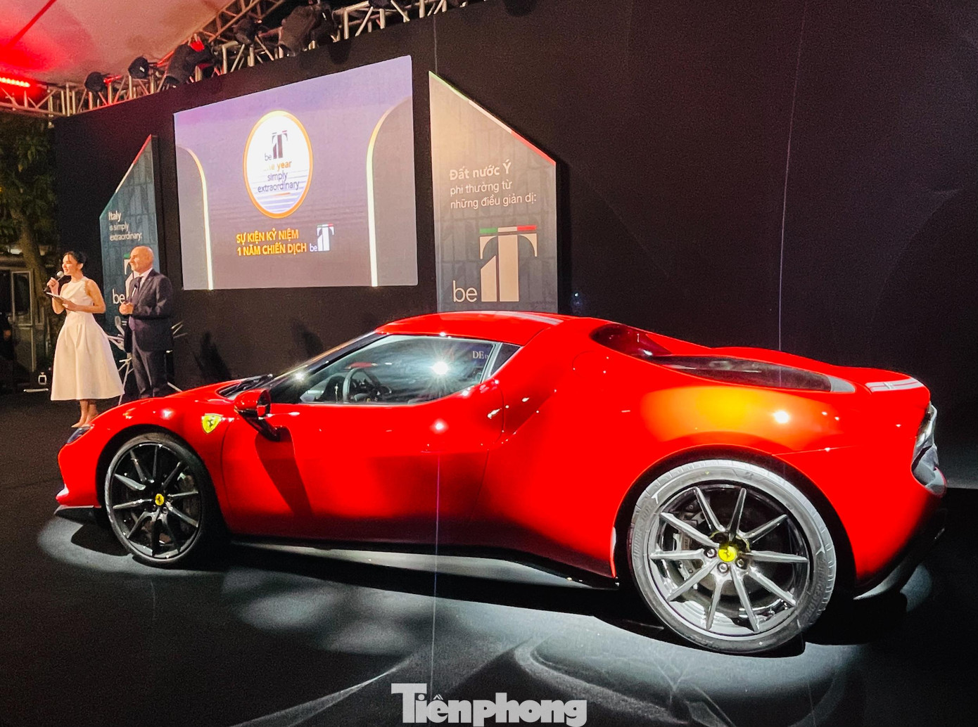 Đây là siêu xe đường trường 6 xi-lanh đầu tiên của hãng Italy kể từ khi Dino 246 GT ra mắt năm 1974. Trước đó động cơ trên xe Ferrari từ 8 xi-lanh trở lên. Xe định vị nằm dưới F8 Tributo.