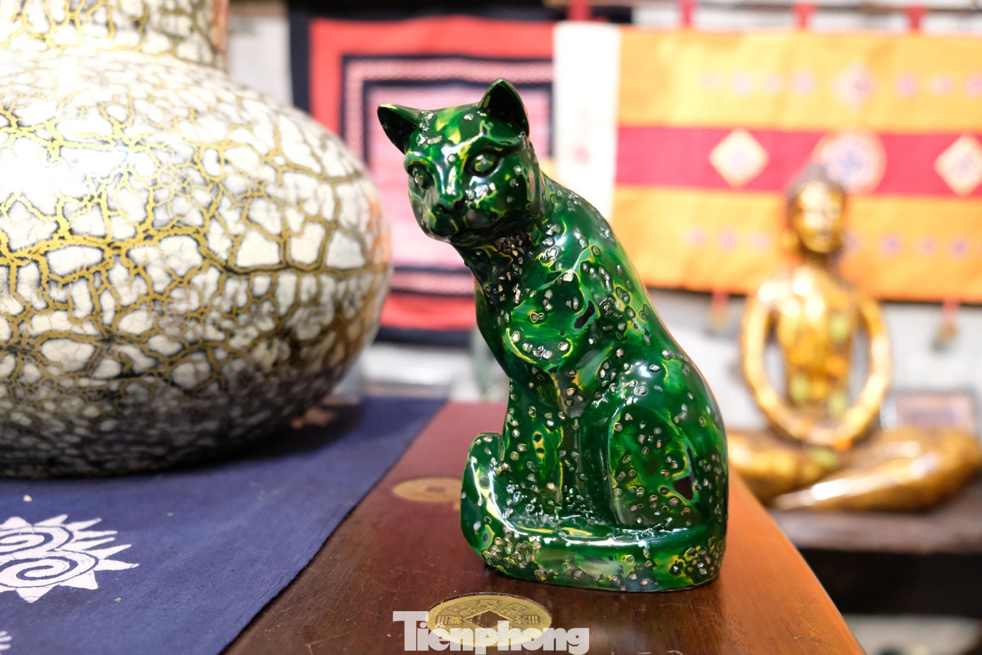 Trên thị trường giá của các sản phẩm này dao động trong khoảng từ 1 đến 12 triệu tùy theo chất liệu và yêu cầu (độc quyền hoặc thiết kế riêng theo yêu cầu của khách hàng).