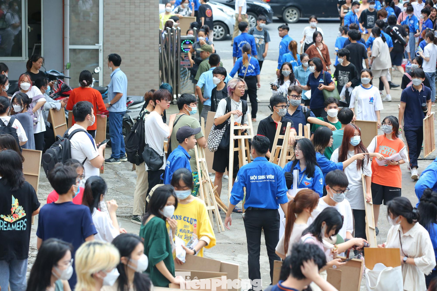 Thí sinh ‘đội mưa’, vác bảng vẽ to bằng người đi thi môn năng khiếu trường Kiến trúc ảnh 1
