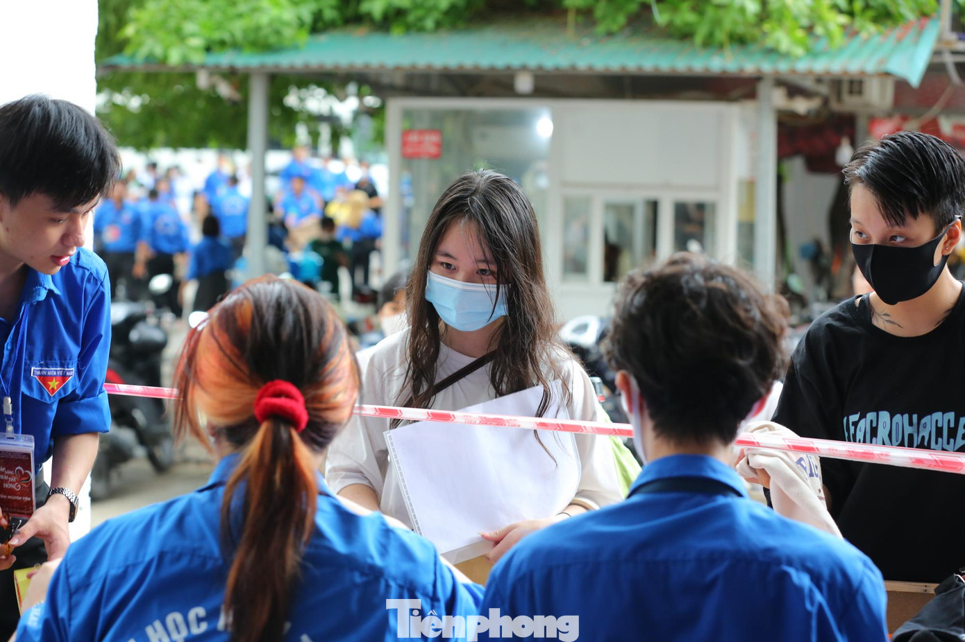 Thí sinh làm thủ tục gửi đồ trước khi bước vào phòng thi.