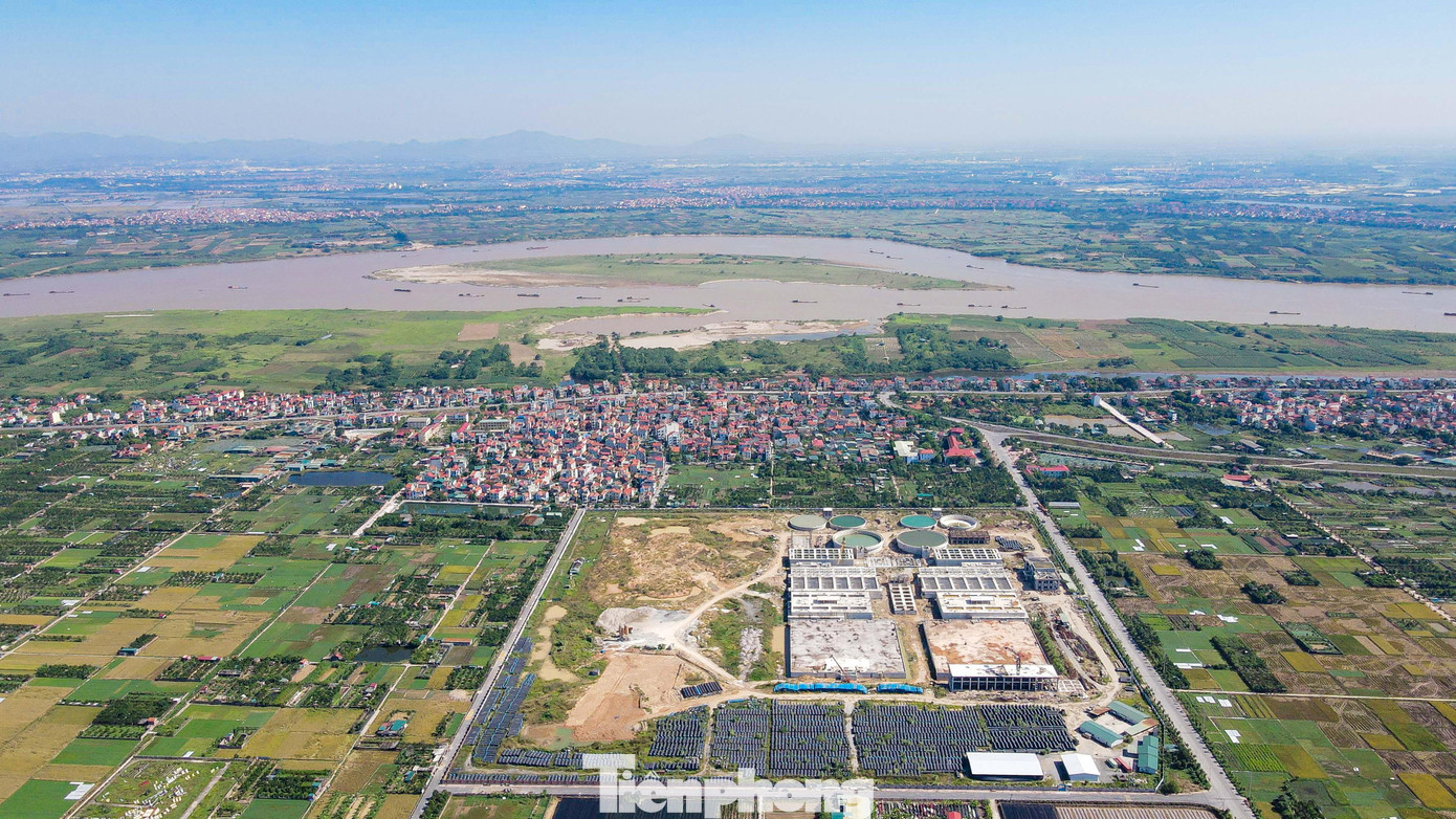 Dự án Nhà máy nước mặt sông Hồng được xây dựng tại xã Liên Hồng, huyện Đan Phượng với diện tích 21,1 ha, được TP Hà Nội chấp thuận đầu tư vào tháng 10/2015.