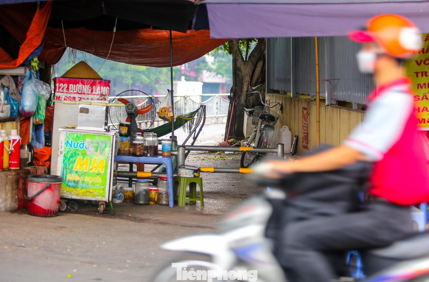 Đoạn đầu cầu Cót, Yên Hoà, người dân căng bạt cố định lấn chiếm thành điểm bán trà đá. Đoạn đầu cầu Cót, Yên Hoà, người dân căng bạt cố định lấn chiếm thành điểm bán trà đá.