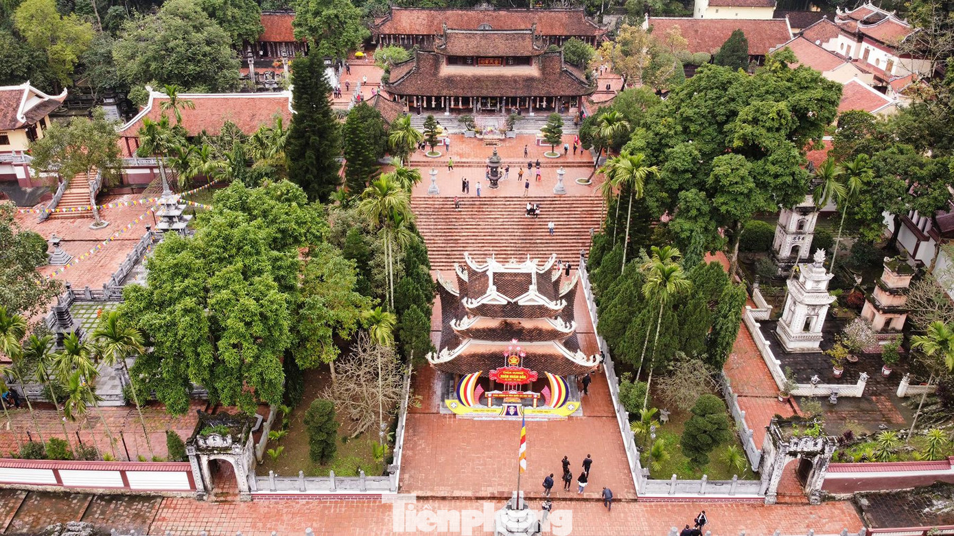 Du khách đến tham quan chùa Hương có thể vào khám phá toàn bộ khu di tích từ thuyền, đò, đền chùa, cáp treo…