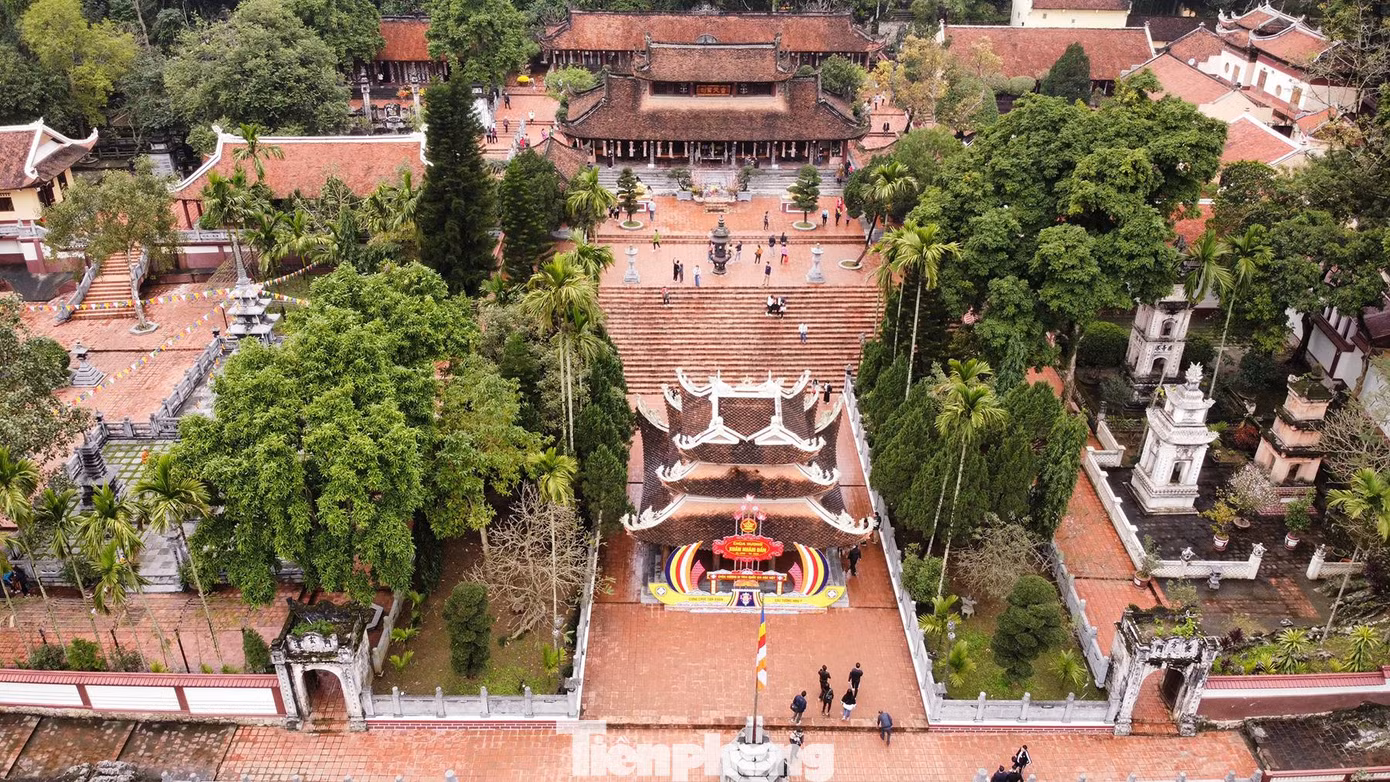 Du khách đến tham quan chùa Hương có thể vào khám phá toàn bộ khu di tích từ thuyền, đò, đền chùa, cáp treo…