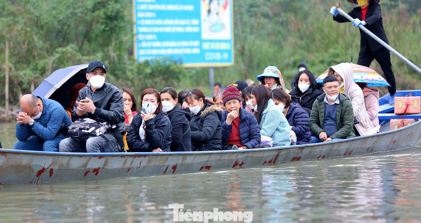 Càng về trưa, lượng người đổ về dâng hương và vãn cảnh chùa Hương ngày càng đông.
