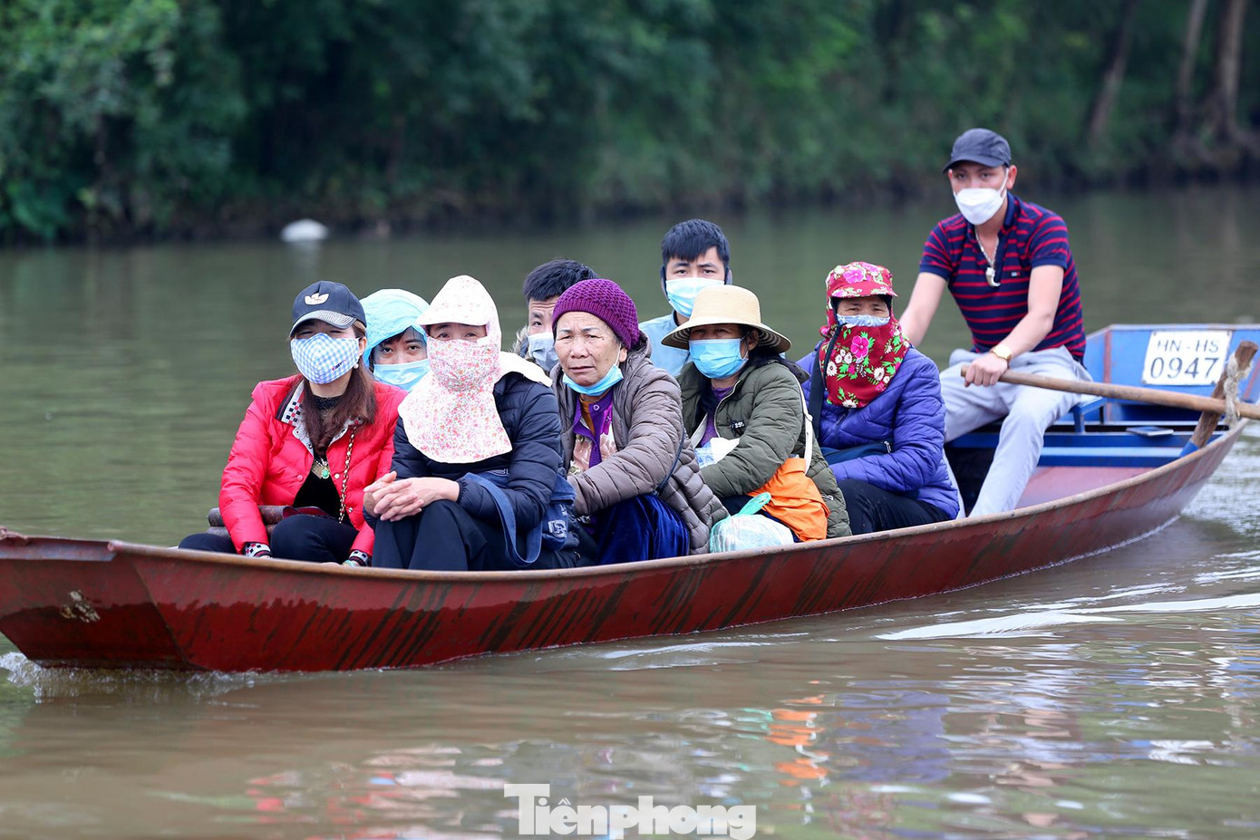 Càng về chiều, lượng khách đổ về thăm quan chùa Hương ngày càng đông.