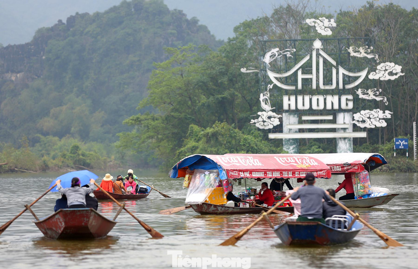Cũng theo ông Nguyễn Bá Hiển, giá vé tham quan chùa Hương vẫn như mọi năm, không thay đổi. Cụ thể, vé thắng cảnh 80.000 đồng/người, vé đò 50.000 đồng/người, giá vé cáp treo 180.000 đồng/người.