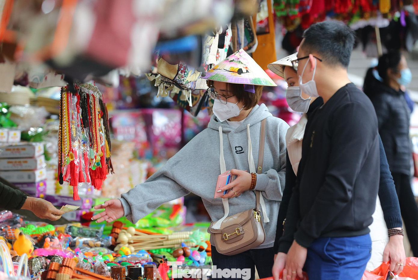 Các cửa hàng bán đồ lưu niệm đã mở cửa đón khách trở lại sau nhiều ngày đóng cửa im lìm.