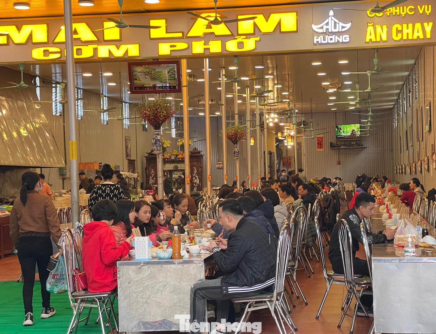 Các hàng quán đã đông đúc nhộn nhịp phục vụ khách trở lại.