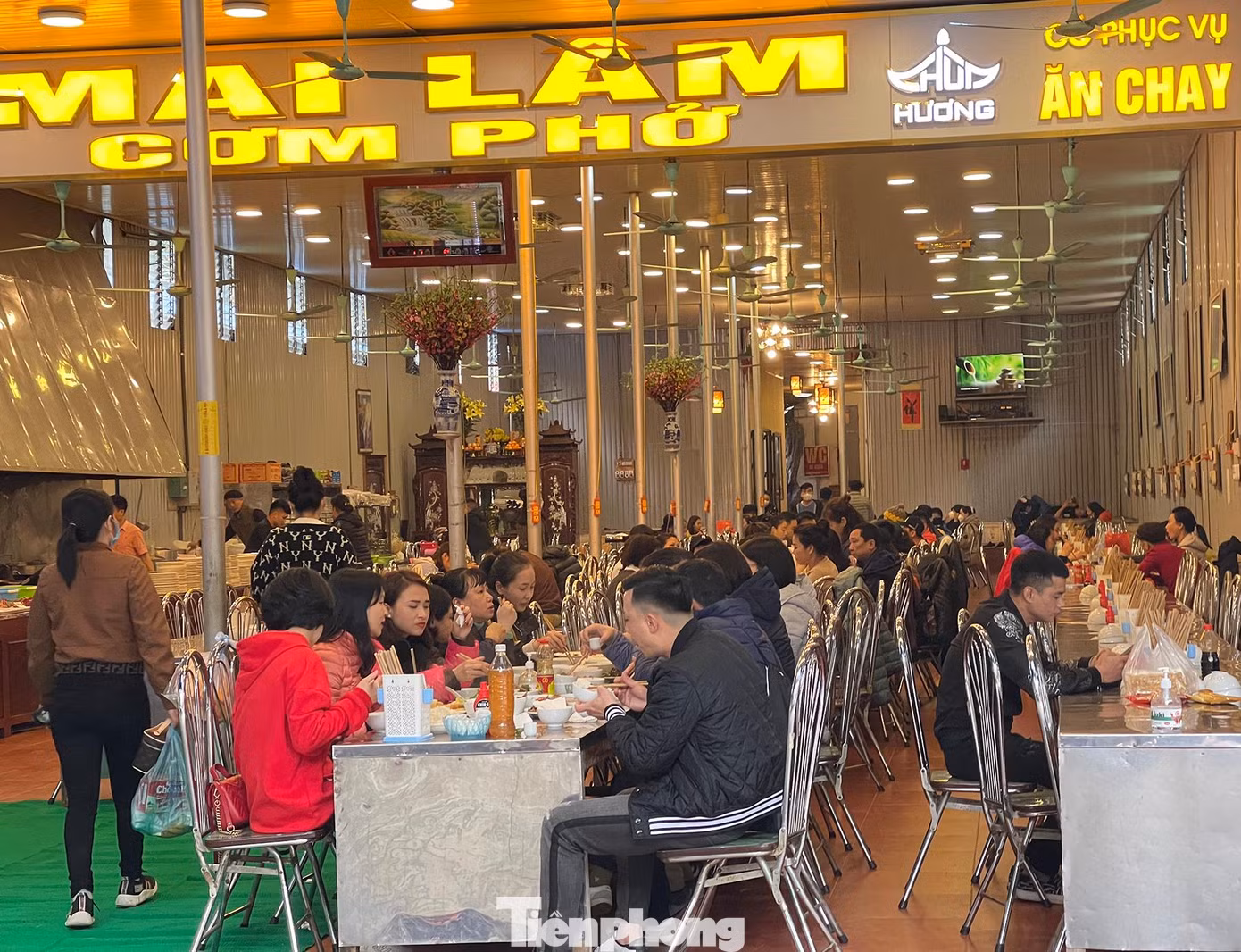 Các hàng quán đã đông đúc nhộn nhịp phục vụ khách trở lại.