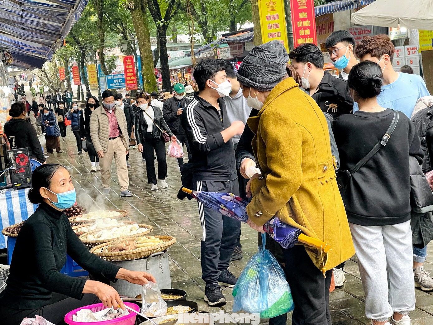 Trong bối cảnh dịch bệnh COVID-19 vẫn diễn biến phức tạp, chính quyền địa phương liên tục dùng loa truyền thanh tuyên truyền, gắn các bảng biển thông báo quy định về các biện pháp phòng chống dịch.