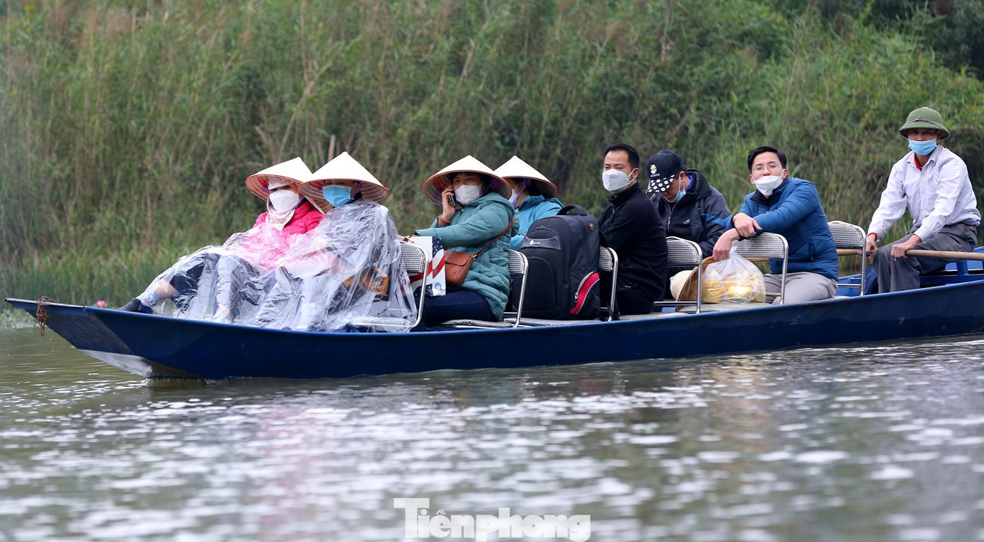 Buổi chiều có mưa phùn nhỏ, nên nhiều du khách đã phải mặc áo mưa khi đi đò.
