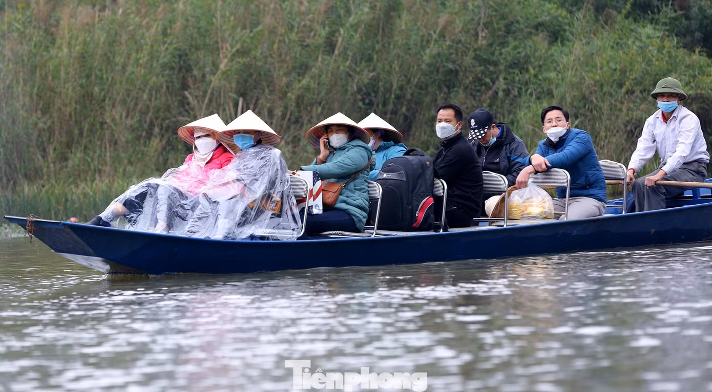 Buổi chiều có mưa phùn nhỏ, nên nhiều du khách đã phải mặc áo mưa khi đi đò.