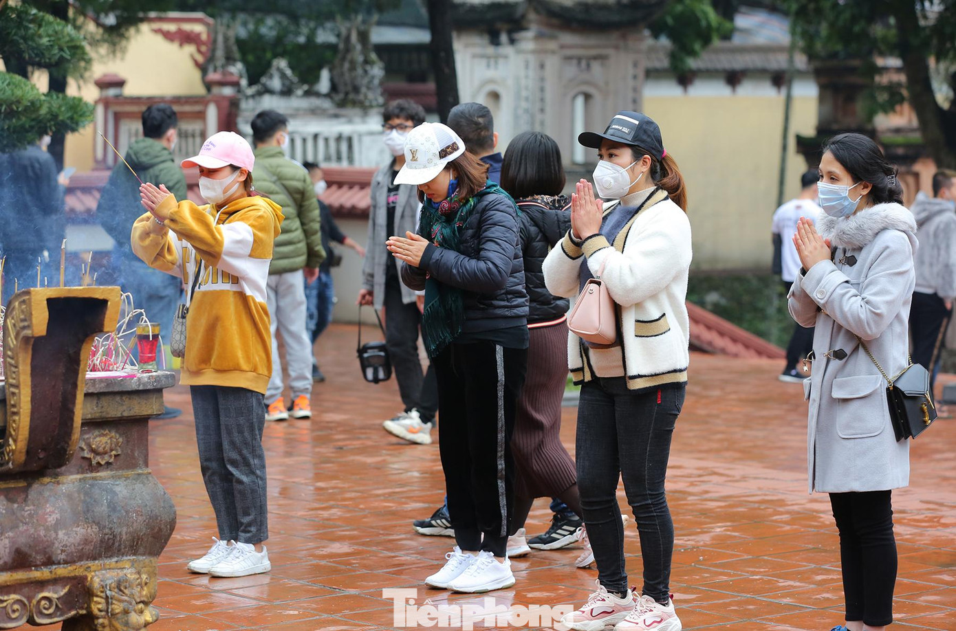 Người dân đeo khẩu trang các biện pháp phòng chống dịch đứng lễ.