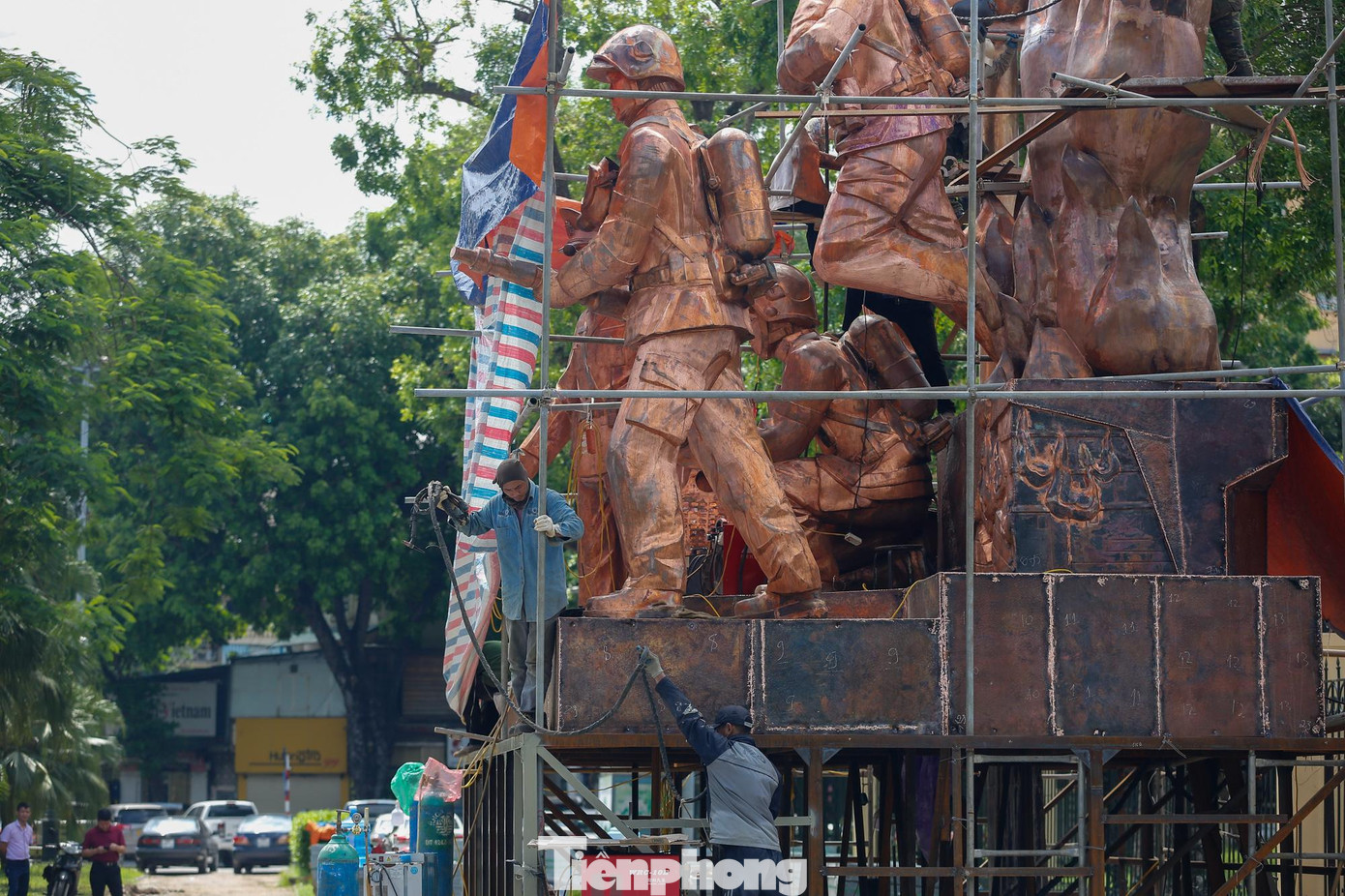 Tượng đài tái hiện công việc thường ngày của lực lượng CSGT và cảnh sát PCCC, rất gần gũi với nhân dân.