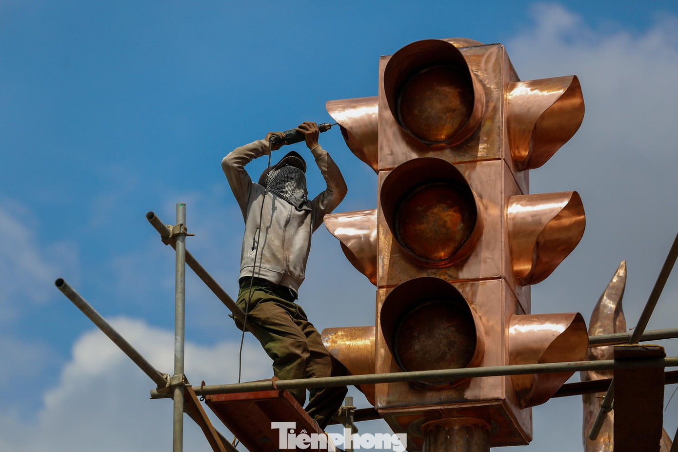 Tượng đài còn có biểu tượng cột đèn tín hiệu giao thông.