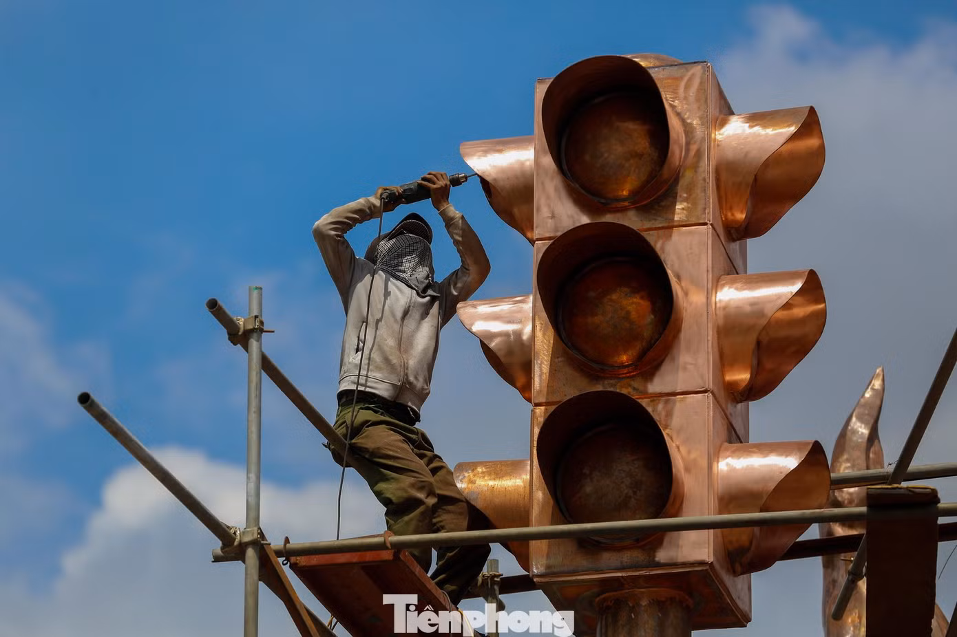 Tượng đài còn có biểu tượng cột đèn tín hiệu giao thông.