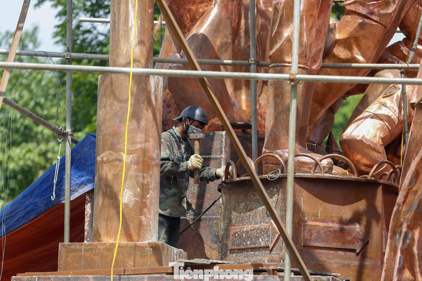 Tượng đài đang được gấp rút thi công để kịp hoàn thành ngày 20/7/2022.