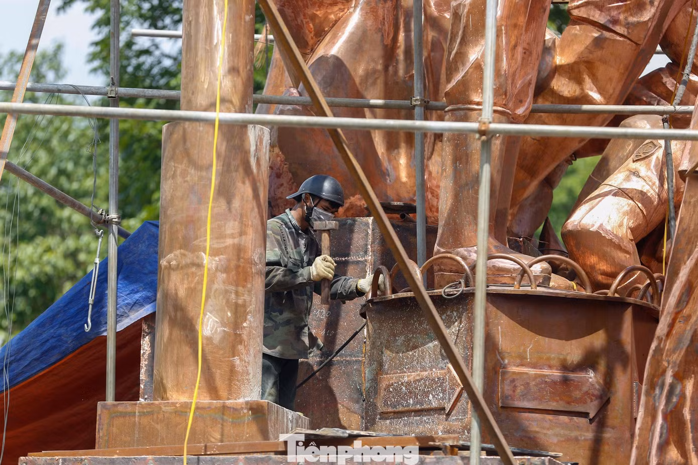 Tượng đài đang được gấp rút thi công để kịp hoàn thành ngày 20/7/2022.