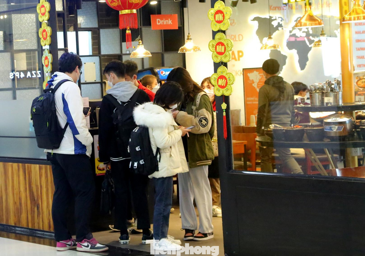 Quầy checkin đông kín khách đợi đến lượt xếp bàn.