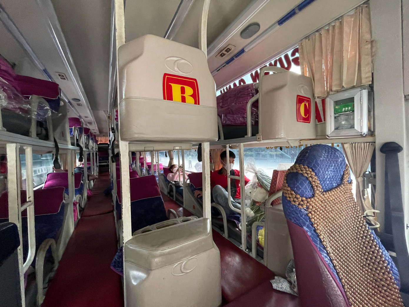 Đã gần đến giờ xuất bến một số xe vẫn còn nhiều ghế trống.