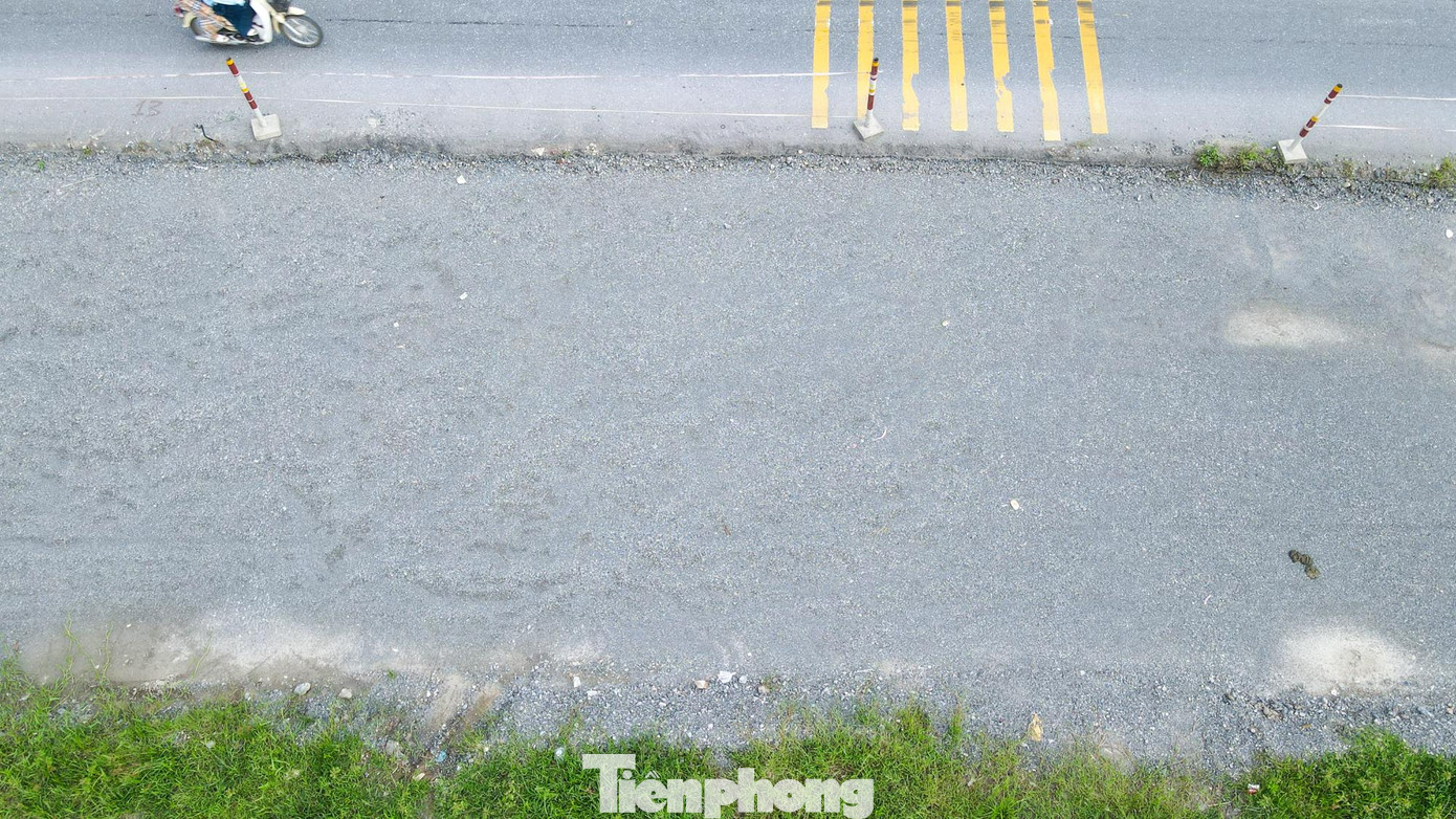 Khu vực cuối tuyến đường đoạn qua nút giao Liêm Tuyền (cao tốc Cầu Giẽ - Ninh Bình) đang trong thời gian theo dõi lún nên đơn vị thi công chưa thảm nhựa mặt đường trong giai đoạn thi công thành phần II (giai đoạn 2).