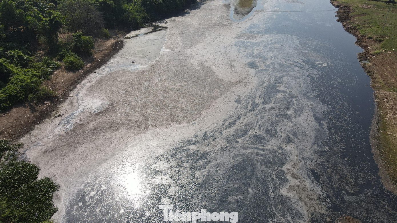 Nước đặc quánh, đen kịt, bốc mùi hôi thối nồng nặc...