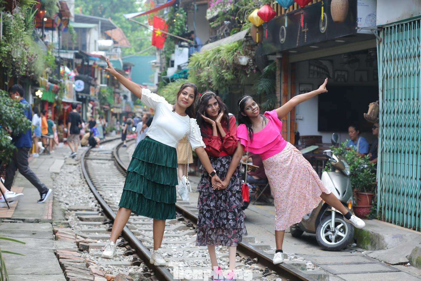 Bộ GTVT kiên quyết dẹp bỏ cà phê đường tàu vi phạm hành lang an toàn đường sắt.