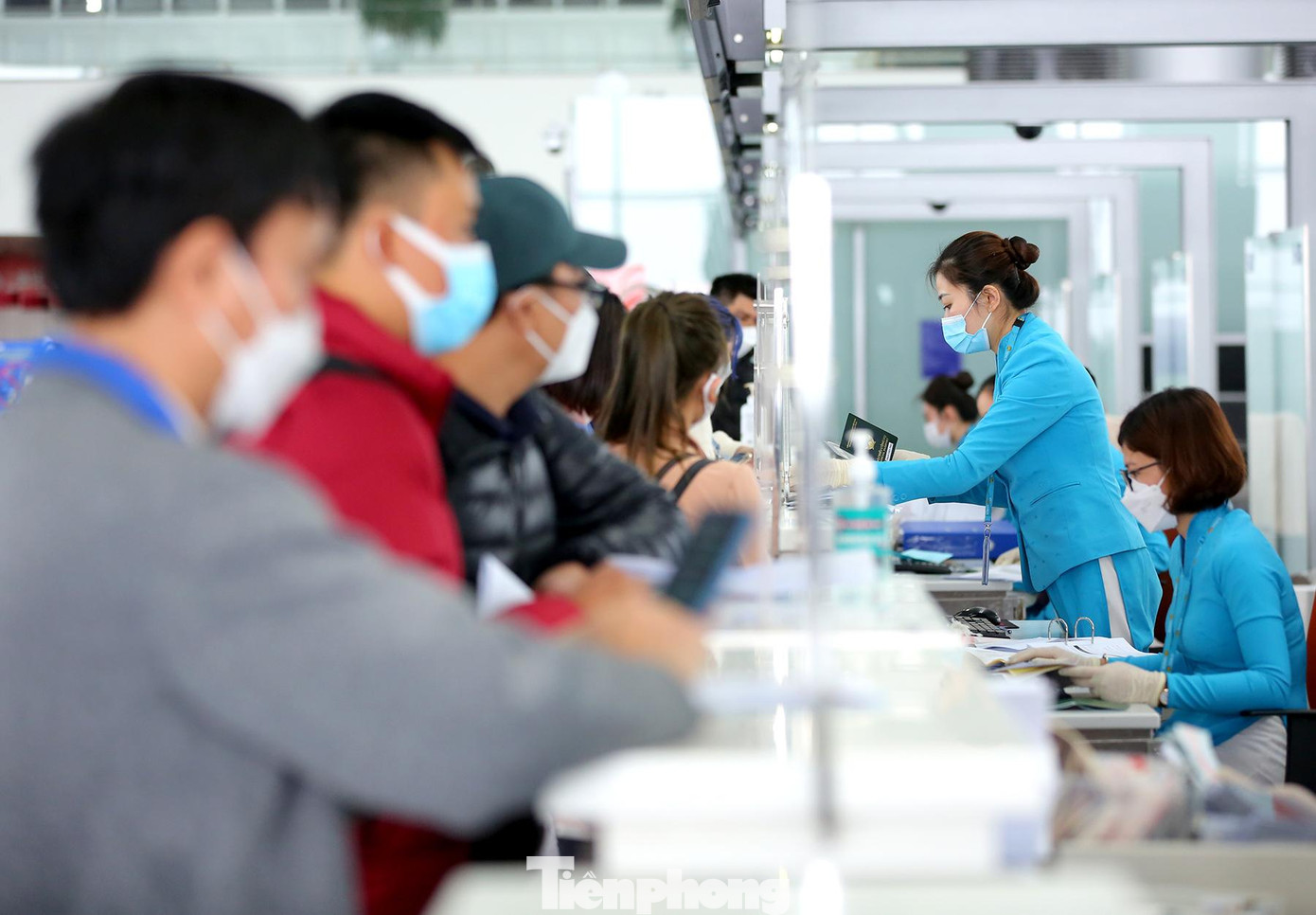 Thực tế lượng hành khách đi/đến quốc tế trong thời gian qua rất thấp, trung bình mỗi ngày khoảng 15-20 lượt chuyến bay chở khách quốc tế đi/đến và 1.500 - 2.000 lượt khách, ngày đông nhất đạt 4700 khách. Đại diện Cảng HKQT Nội Bài cho biết.