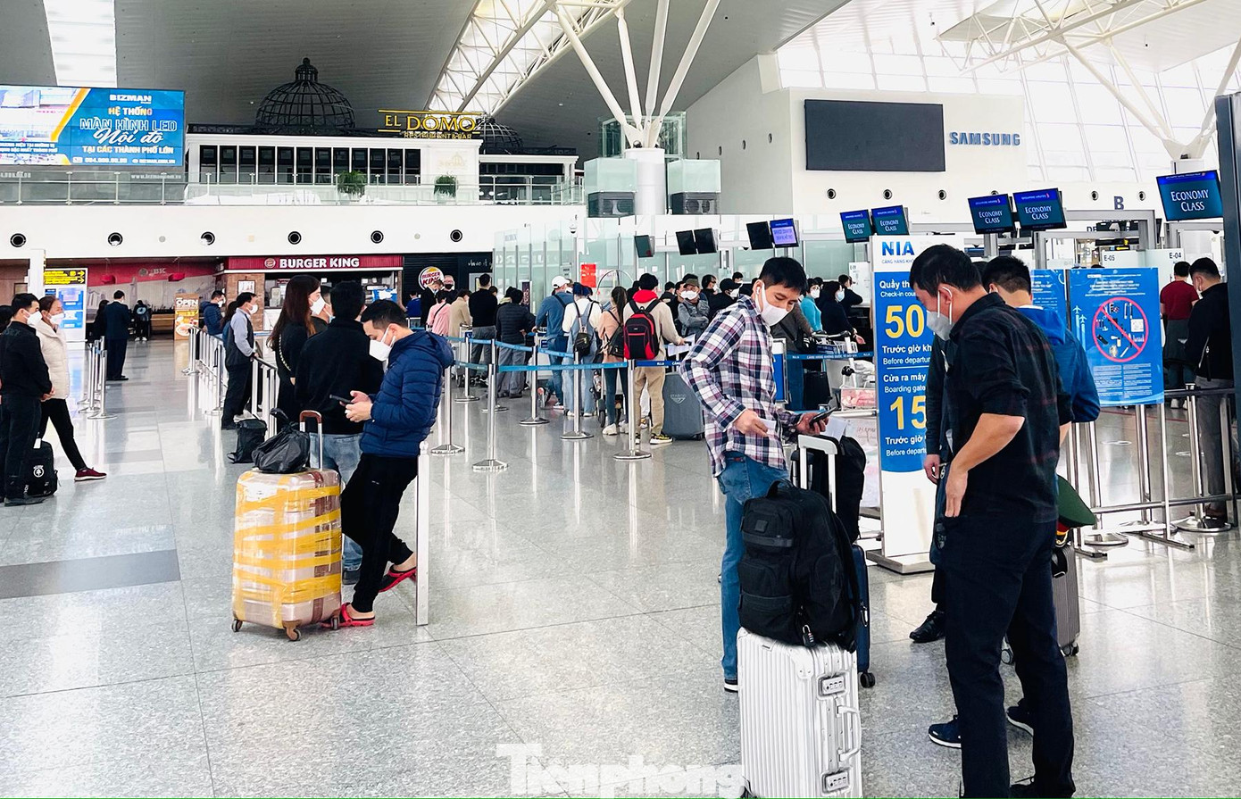 Trước đó ngày 13/2, lãnh đạo Cục Hàng không cho biết đơn vị đã thông báo cho nhà chức trách hàng không các nước, vùng lãnh thổ về việc Việt Nam gỡ bỏ hạn chế về tần suất khai thác các chuyến bay quốc tế từ ngày 15/2. Tần suất bay sẽ trở lại bình thường như trước khi xảy ra dịch COVID-19.