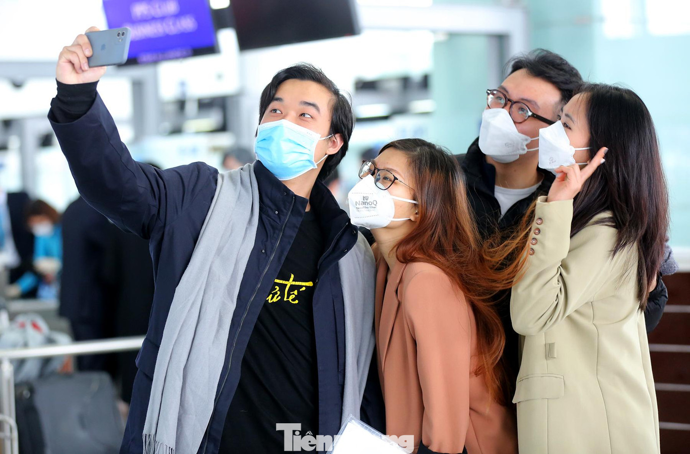 Nhóm bạn thân cùng chụp ảnh kỷ niệm khi đưa tiễn Diệp Vân (áo nâu) sang Singapore làm việc trong chuyến bay khởi hành lúc 12h35 hôm nay.