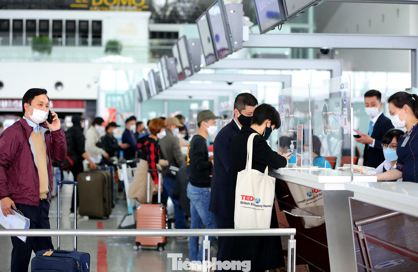 Ghi nhận trong ngày đầu tiên mở lại toàn bộ đường bay, ga quốc tế sân bay Nội Bài đã hoạt động dần sôi động trở lại.