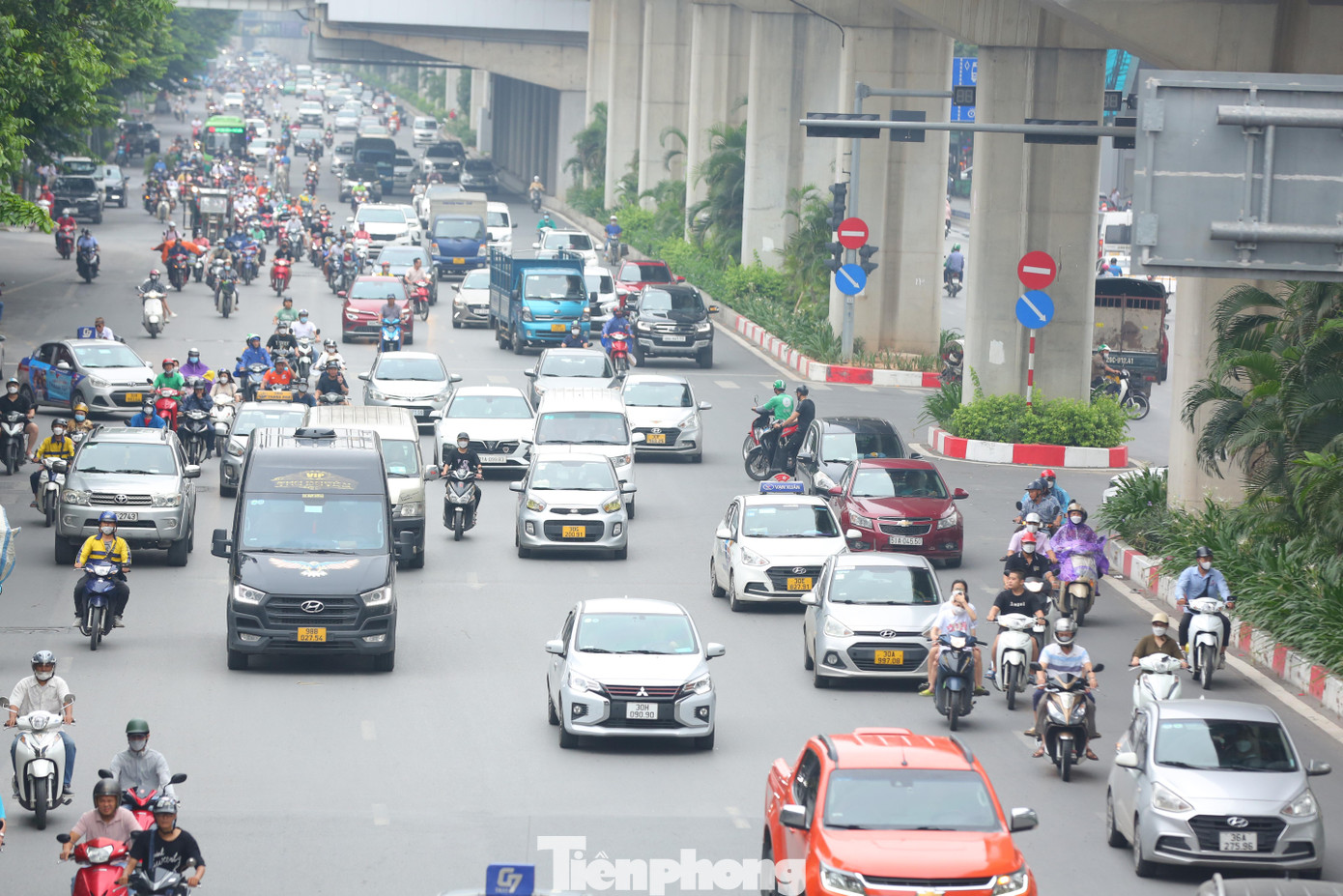 Theo nhiều người dân sống tại đây cho biết, hôm nay ngày cuối tuần, lượng phương tiện không cao, nhưng ngay từ sáng dải phân cách đã làm nhiều người luống cuống, nhất là người đi xe máy. Dự báo ngày đầu tuần, lưu lượng xe cộ tăng cao sẽ gây xung đột giao thông với các điểm quay xe chuyển làn gấp như thế này. Theo nhiều người dân sống tại đây cho biết, hôm nay ngày cuối tuần, lượng phương tiện không cao, nhưng ngay từ sáng dải phân cách đã làm nhiều người luống cuống, nhất là người đi xe máy. Dự báo ngày đầu tuần, lưu lượng xe cộ tăng cao sẽ gây xung đột giao thông với các điểm quay xe chuyển làn gấp như thế này.